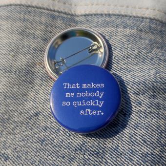 Ansteckbutton That makes me nobody so quickly after auf Jeans mit Rückseite
